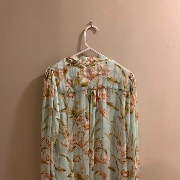Nwt Beautiful flowy shirt. Sz large - Picture 2 of 5